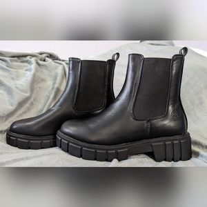 NWOT NEVER WORN Brooke lug sole Chelsea Boots - Black/size 9